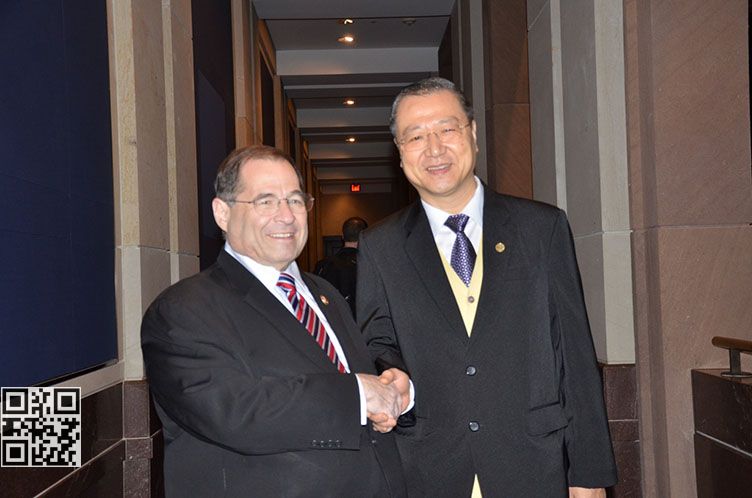 美国国会议员杰若德与卢台长亲切握手 美国国会议员杰若德与卢台长亲切握手