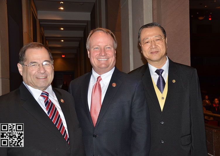 美国国会议员杰若德,乔尔斯与卢台长合影 美国国会议员杰若德,乔尔斯与卢台长合影